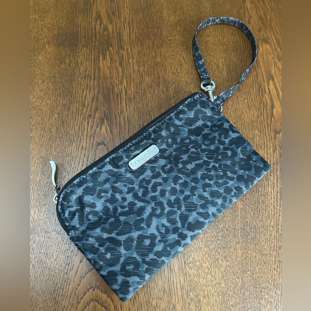 Baggallini RFID gray/black Wristlet Wallet Clutch. New, w/info flyer, no tags.